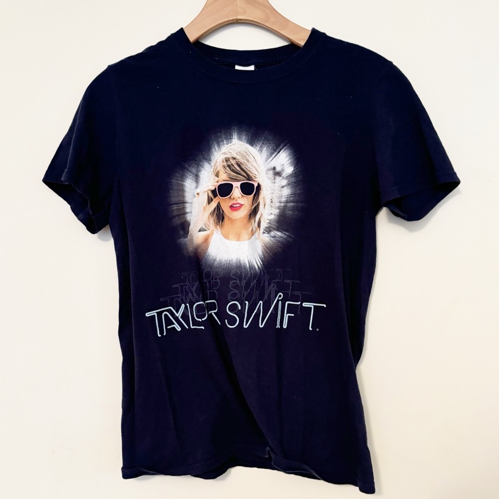 Taylor Swift The 1989 World‎ Tour Concert Tee Womens Size Small Cotton Swiftie